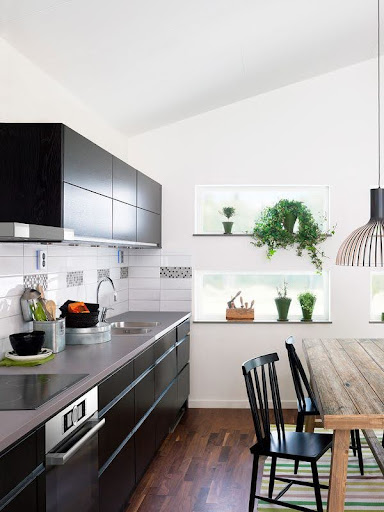 tu mau den voi ban bep bang go