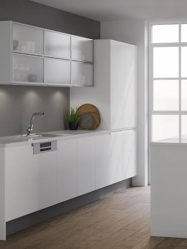 tu mau trang voi backsplash mau